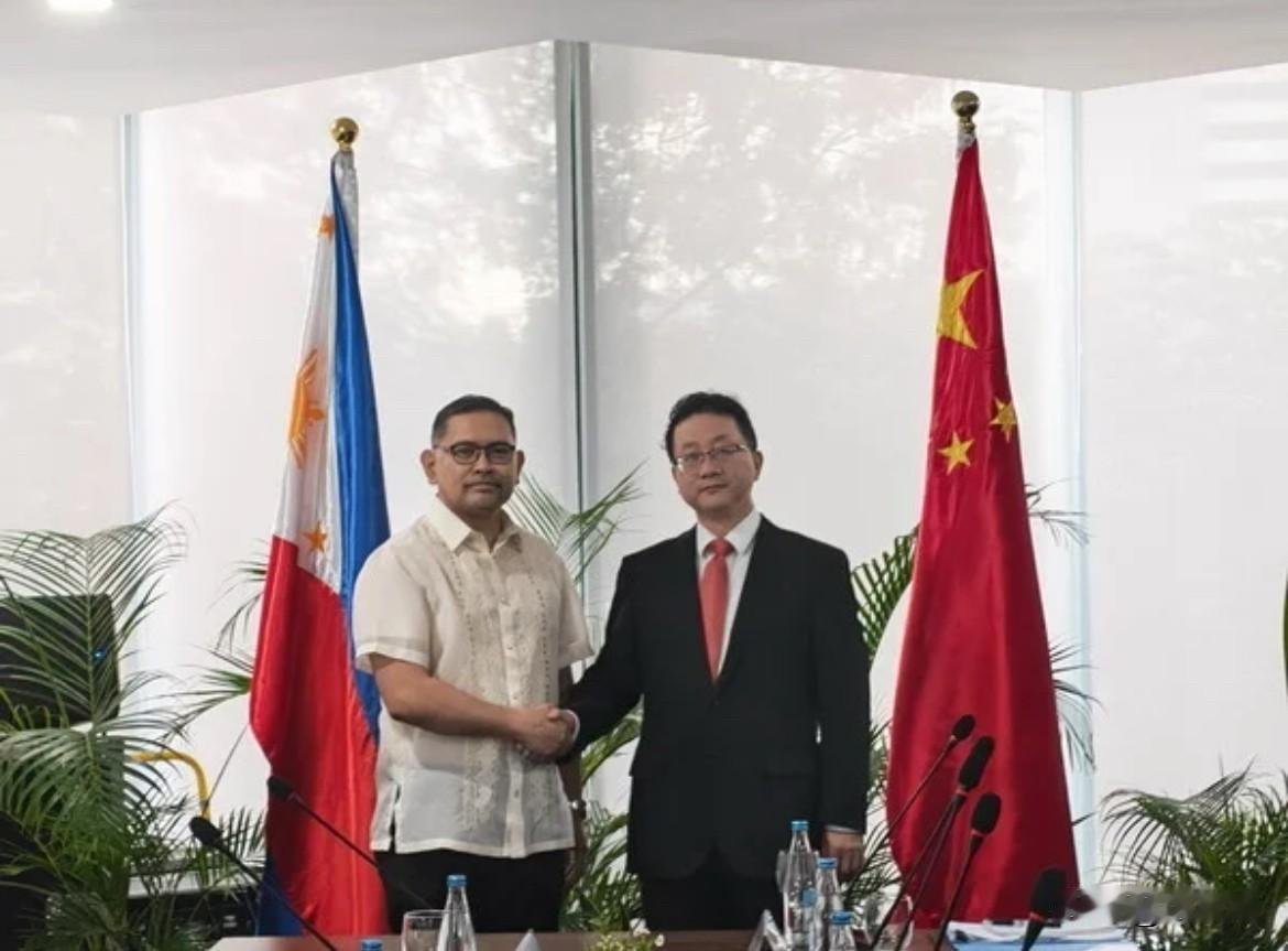 菲律宾军方放话，中国要是敢拖走那艘破船，他们就动用致命武器。与此同时，台海那边民