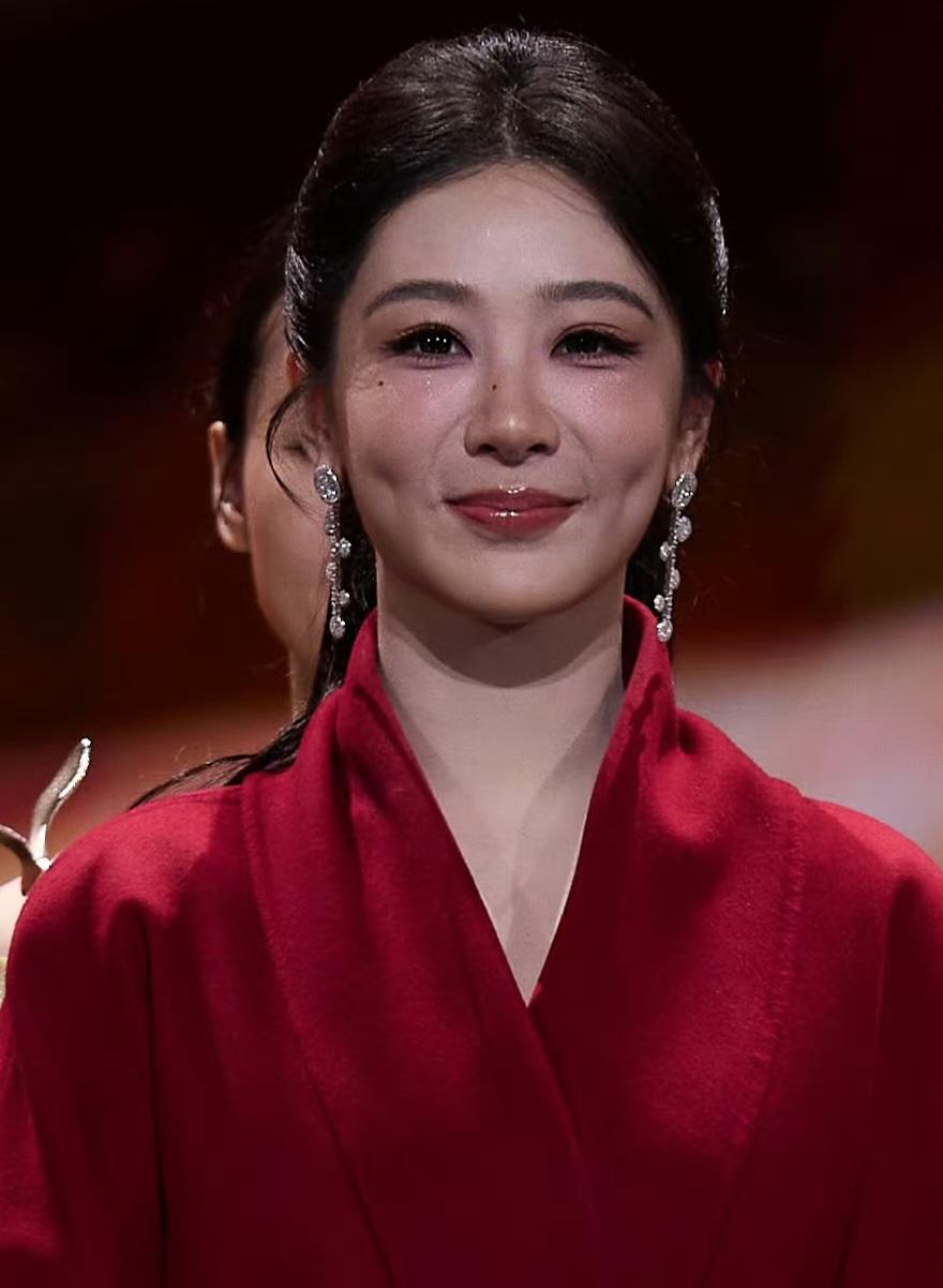 杨紫金鹰节生图，其实这套造型也没有网上说的那么糟，除了衣服的版型和款式略显成熟，