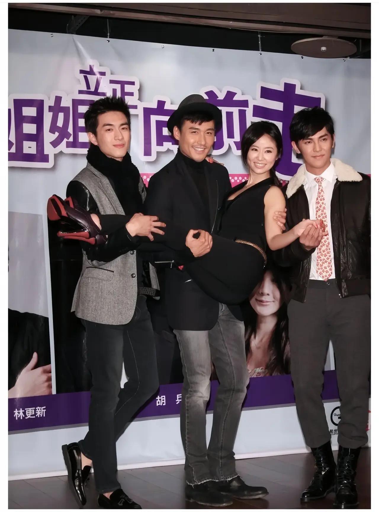 这张照片乍一看有点奇怪，四个人只见3个人的腿，看了半天才看明白是怎么回事。