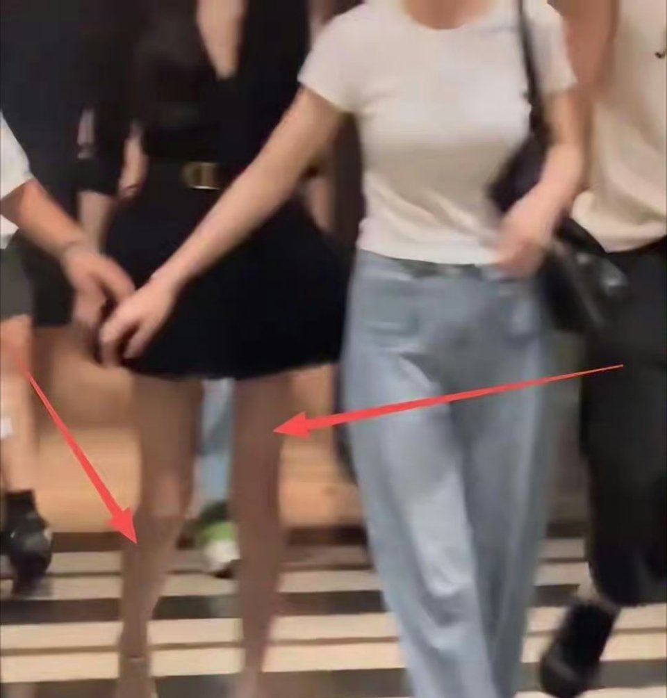 27岁宋祖儿现身南京，瘦身惊人成竹竿双腿瘦成皮包骨，病态审美引讨论！！！​