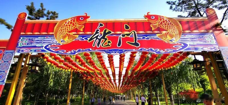 龙门对联是一种特殊书写格式的对联，其核心特点是上下联各分两行或多行，上联从右向左