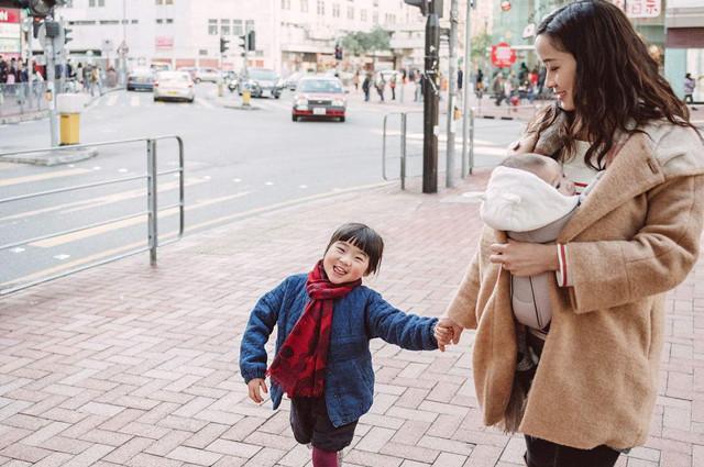 95后宝妈头胎只生了女儿, 喂奶时却多个儿子抢奶, 接着还进了医院