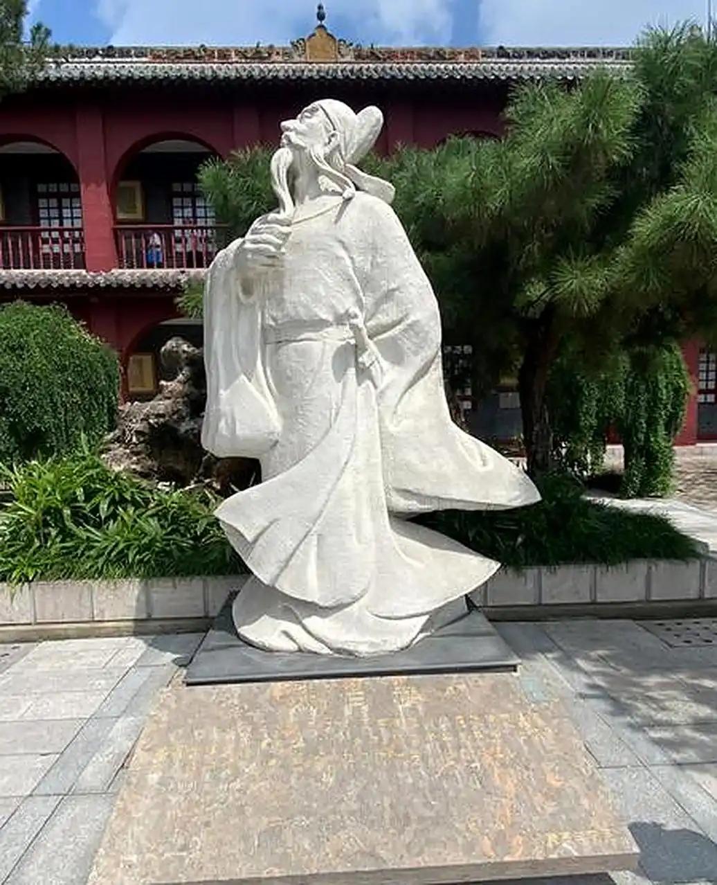 李白一生不愿入仕为官，真实原因藏在他的出身里，课本从未提及。课本告诉我们：李
