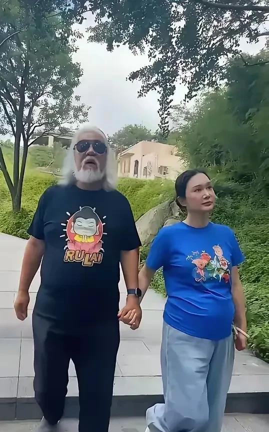 张纪中夫妇和王石夫妇的对比，都是老夫少妻类型，还是有的一比的。从年龄段上考察，
