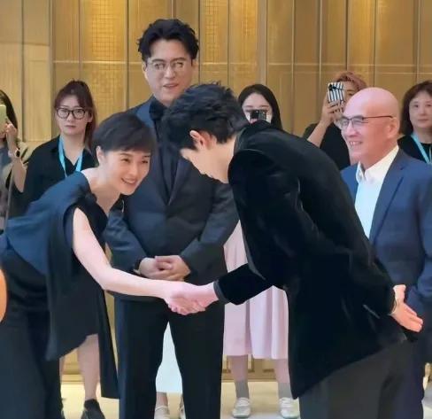 靳东向吴悦介绍吴磊，吴磊很绅士地弯腰握手。吴悦随着岁月的沉淀愈发有韵味，美出新高
