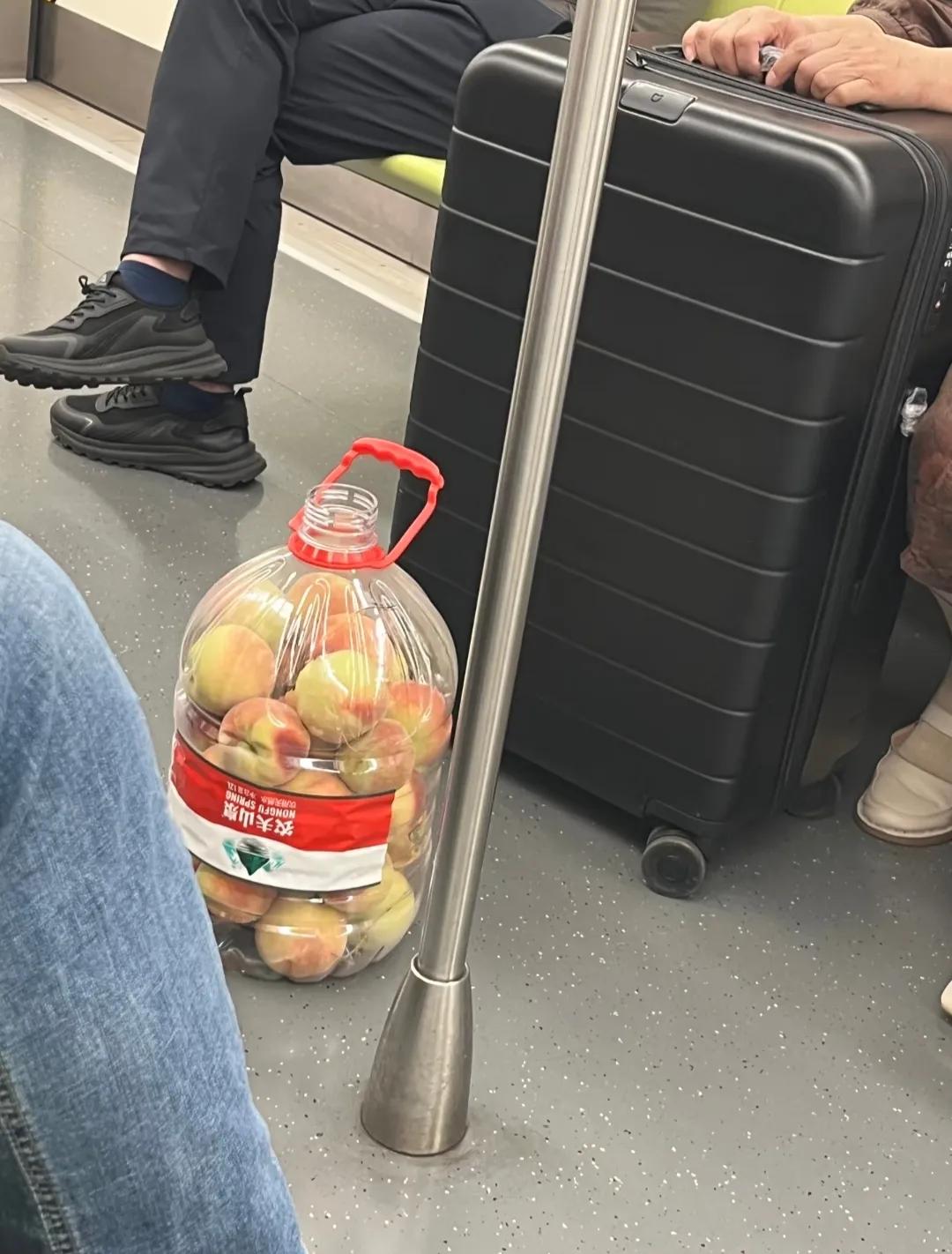 地铁上看到的，好奇桃子是怎么放进去的？