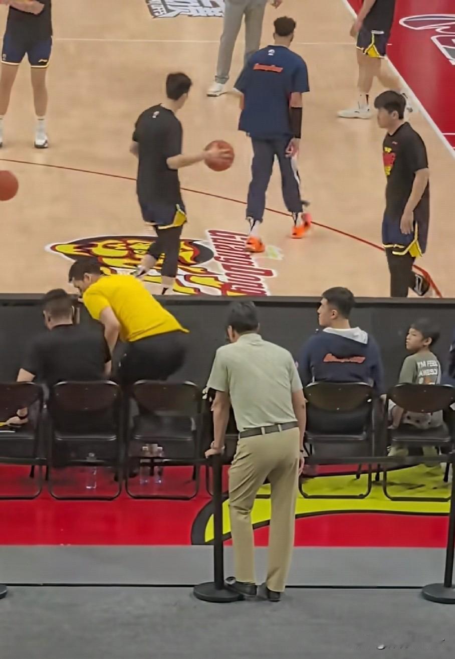 李春江或回广东男篮！与北京男篮的G2比赛开始前，李春江来到东莞主场！他不仅与任