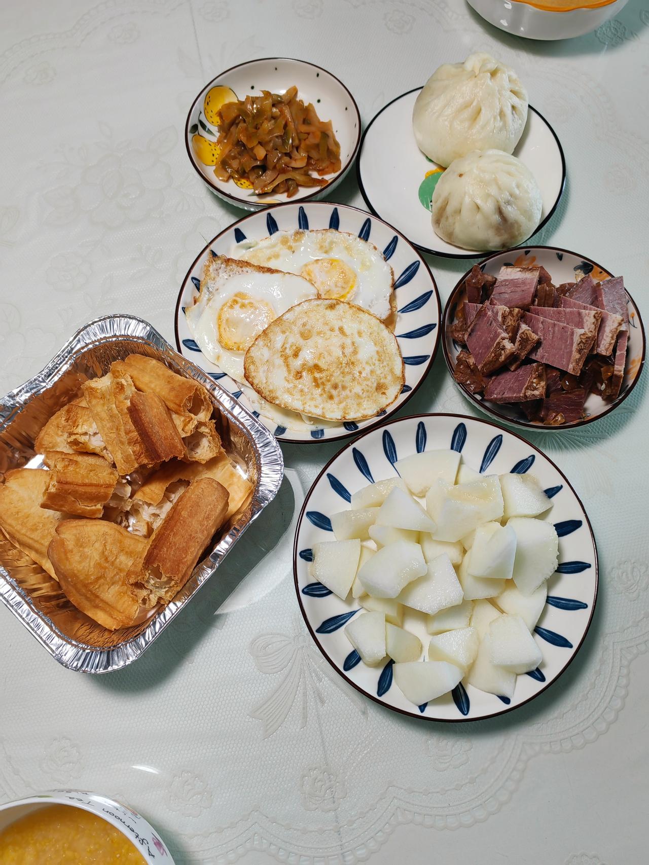 老公吩咐完“老大洗碗”，自己转身就进了卧室，结果他没睡，还出来给我发暗号。中