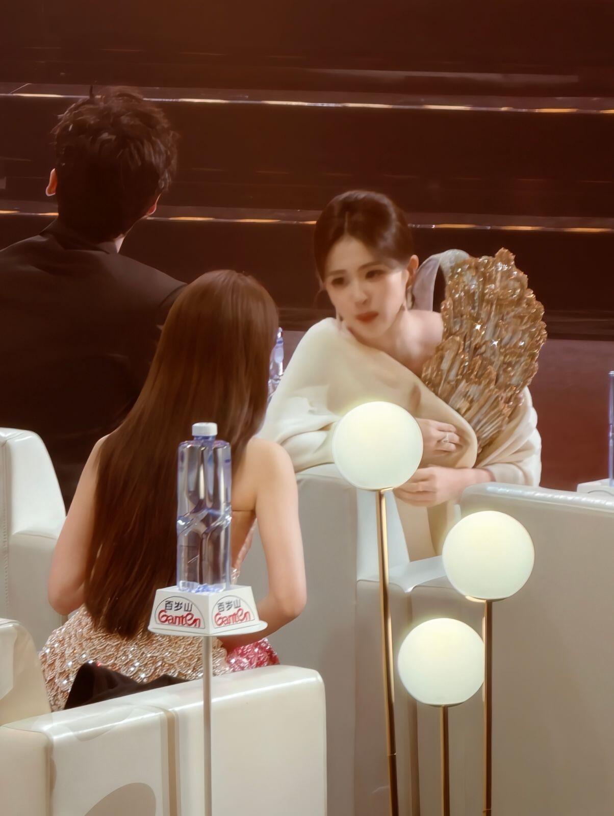 白鹿现场还挺矜，竟然等了挺久才看到狂笑