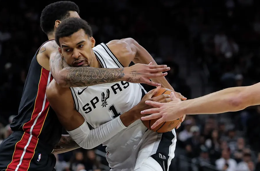 高负荷之下，马刺核心维克托·文班亚马渴望宝贵的恢复时间本赛季前五场比赛，马刺队