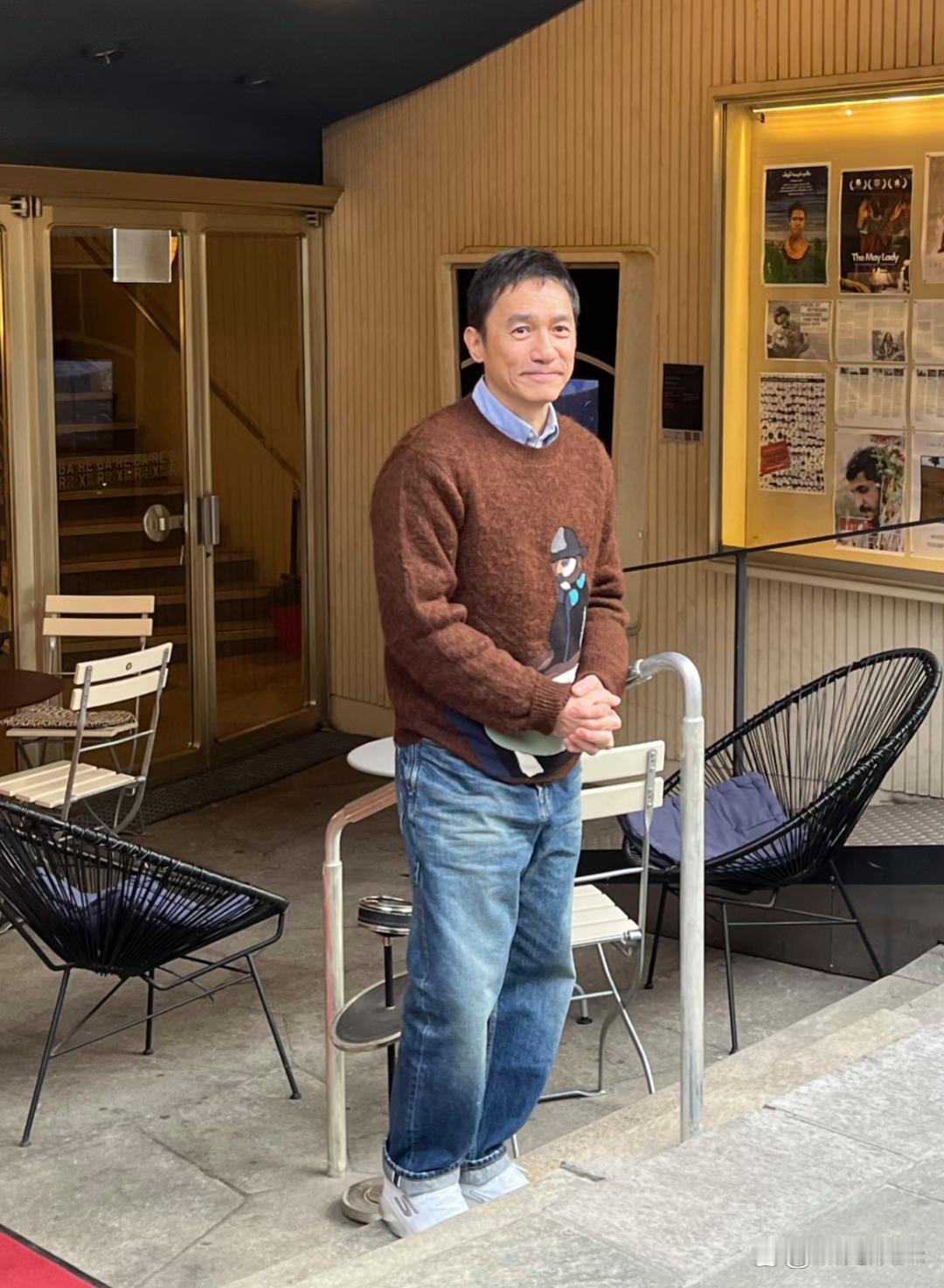 63岁梁朝伟在瑞士一家咖啡店被偶遇，他看起来苍老了好多，整个人有点怯怯的，笑得好