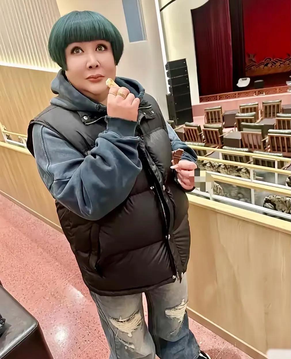 郭德纲的老婆没人告诉她这发型巨丑吗？我当是谁那，原来是刚太来了，怪不得老郭整天