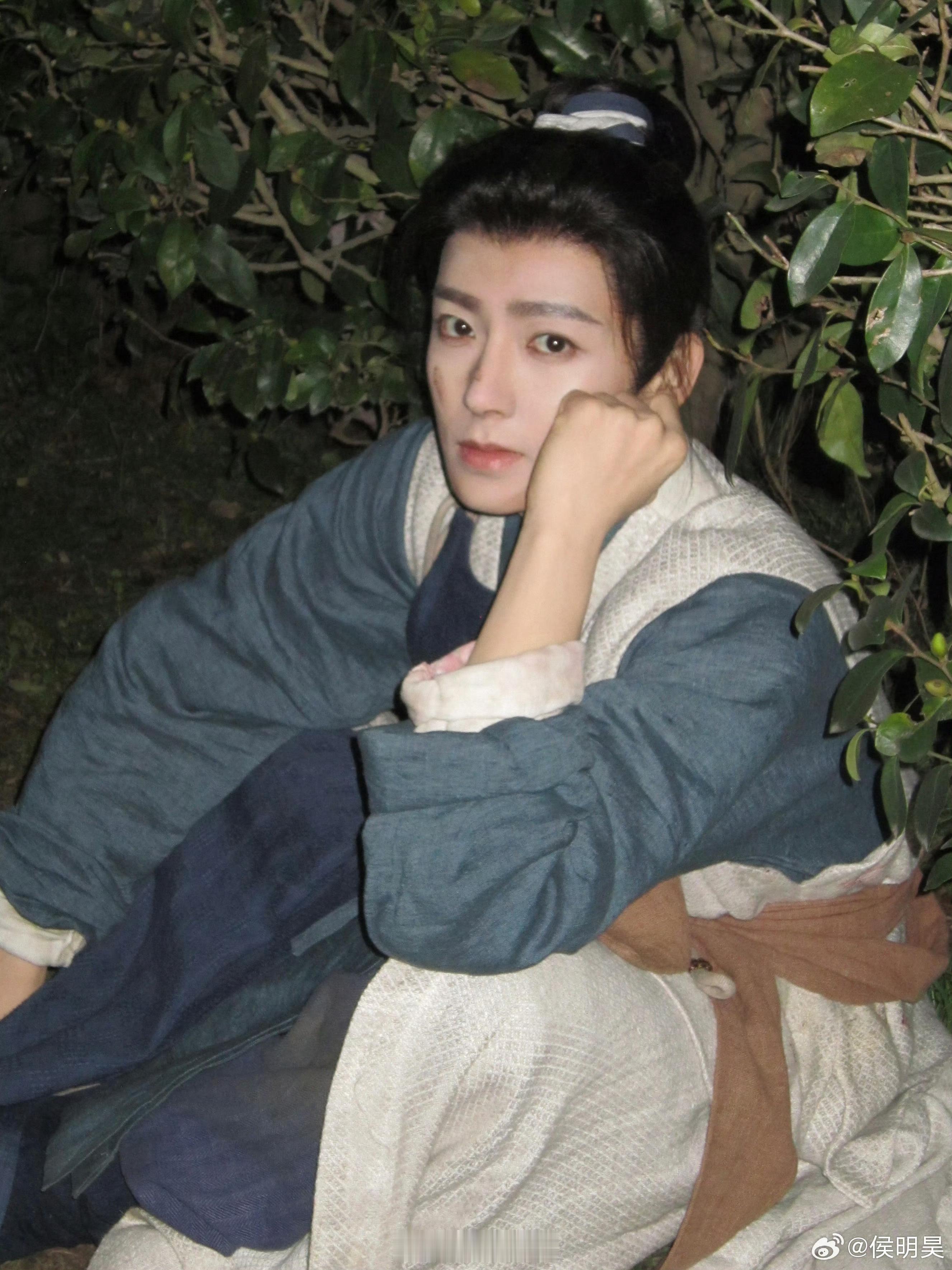 被清澈又无辜的眼睛注视着，真的很难抗拒侯明昊古装角色的魅力。​​​