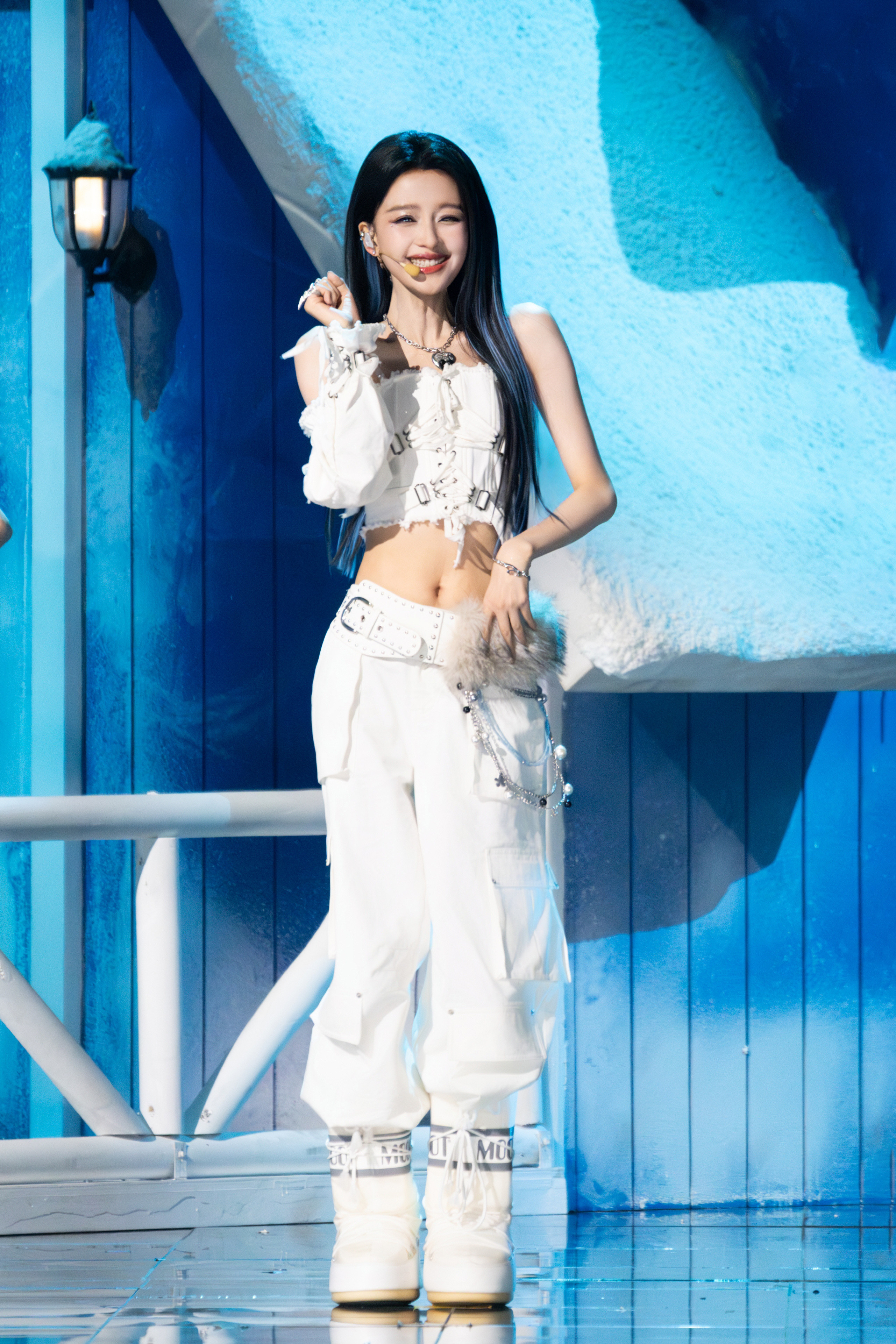 #孙怡盗网友神图发朋友圈##孙怡#在复制粘贴的时代，你是手写的诗[玫瑰]​​​