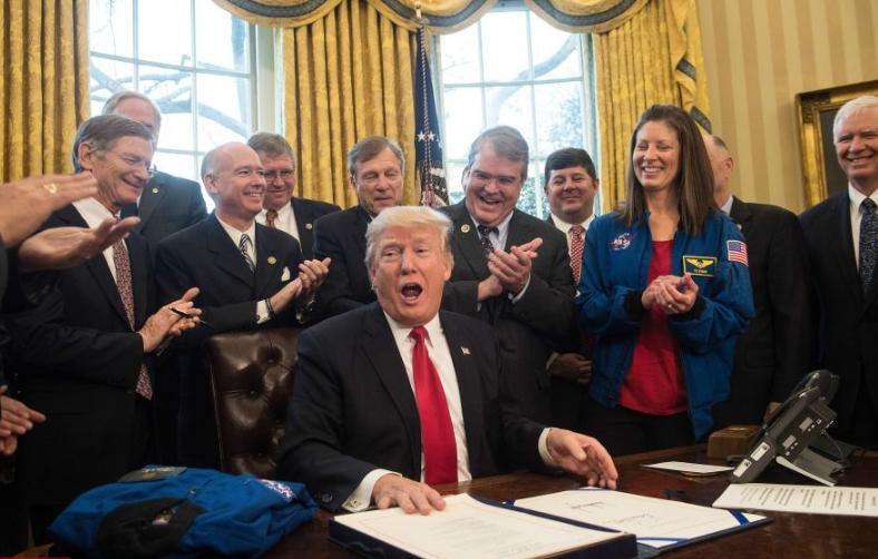 美：哥！大新闻！我的“和平委员会”开张了，19个兄弟已经签字画押！场面老大了！