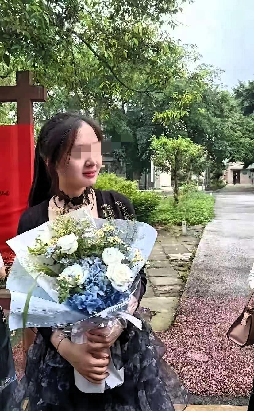 19岁的独生女儿，说没就没了。四川泸州的赵诺淇，永远停在了8月5号。女孩母亲