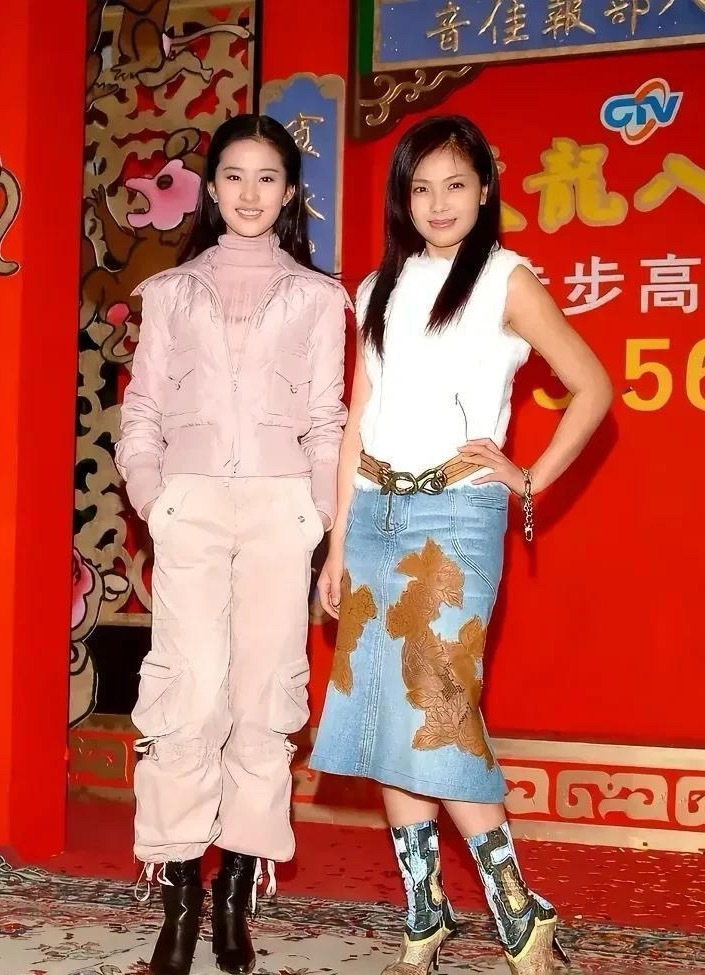 多年前，有一张刘亦菲和刘涛的合影。照片里，刘亦菲穿着很合适，脸上带着笑，看着特别