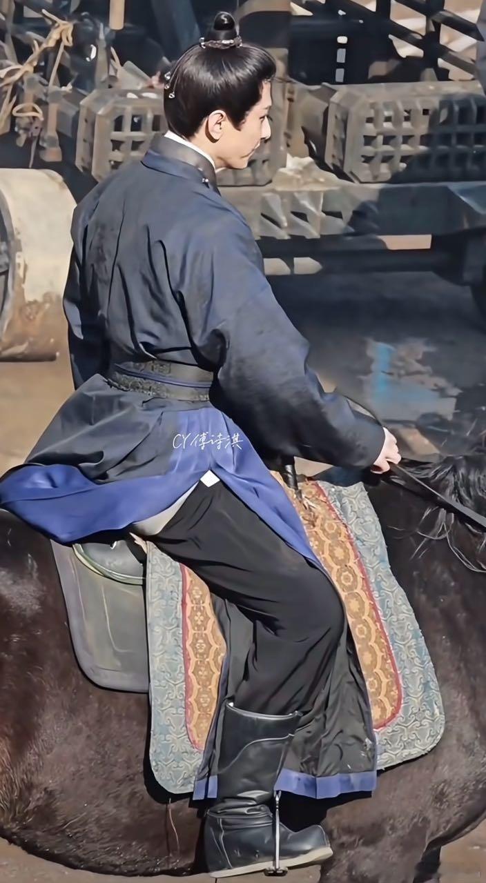 古装还要穿这么高跟的鞋，难怪腰不好，身高有水分啊