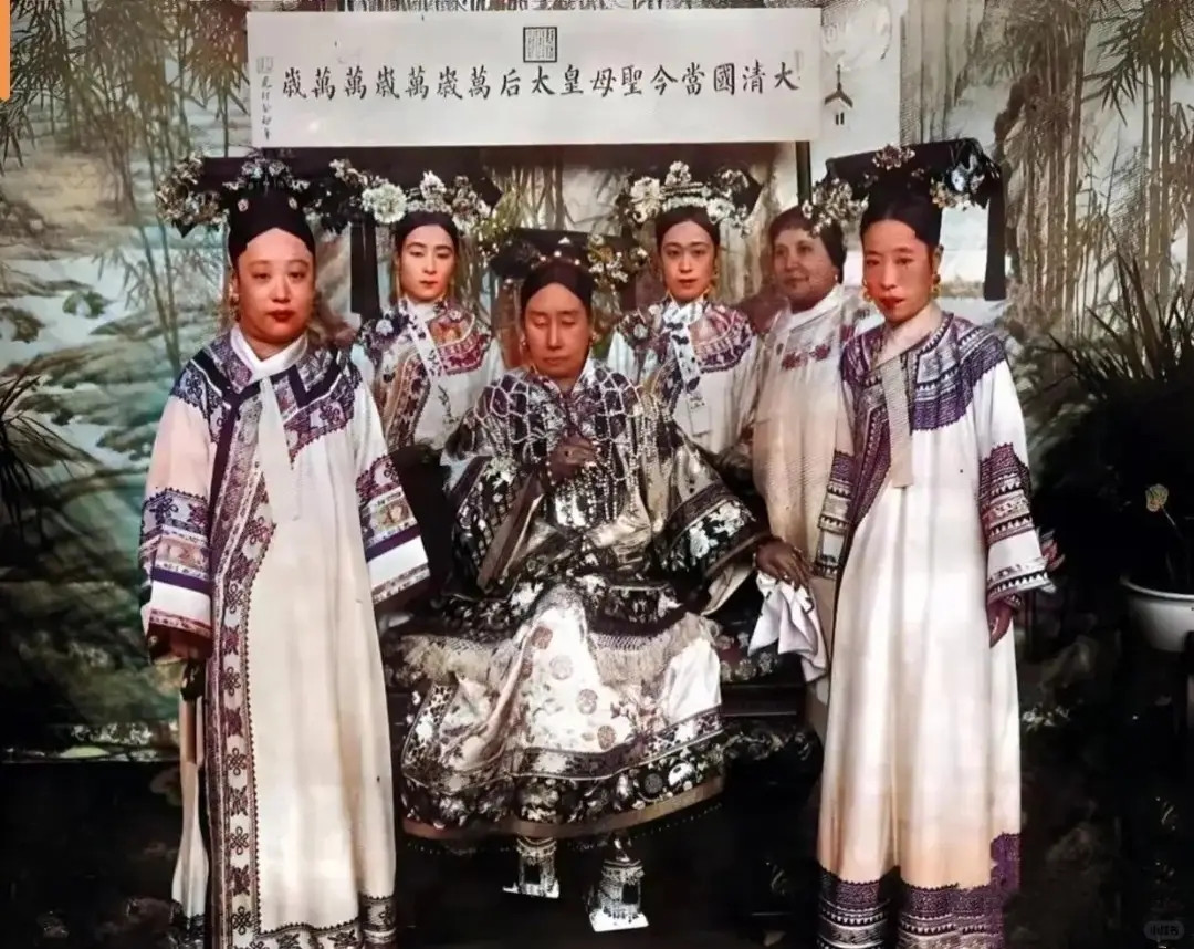 1881年北京，<em>慈安太后</em>正翻阅奏折，突然感到全身发热呼吸急促，这时一名太监走进房