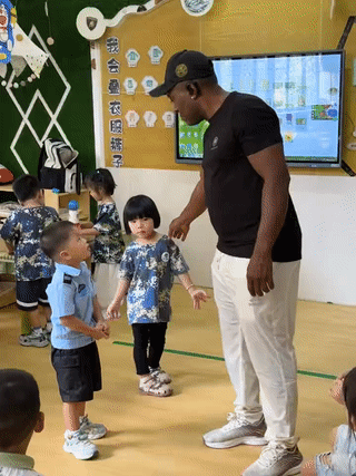 广州一家幼儿园里，一名黑人老师正在给孩子们上课？孩子们看着这个黑叔叔，脸上真是