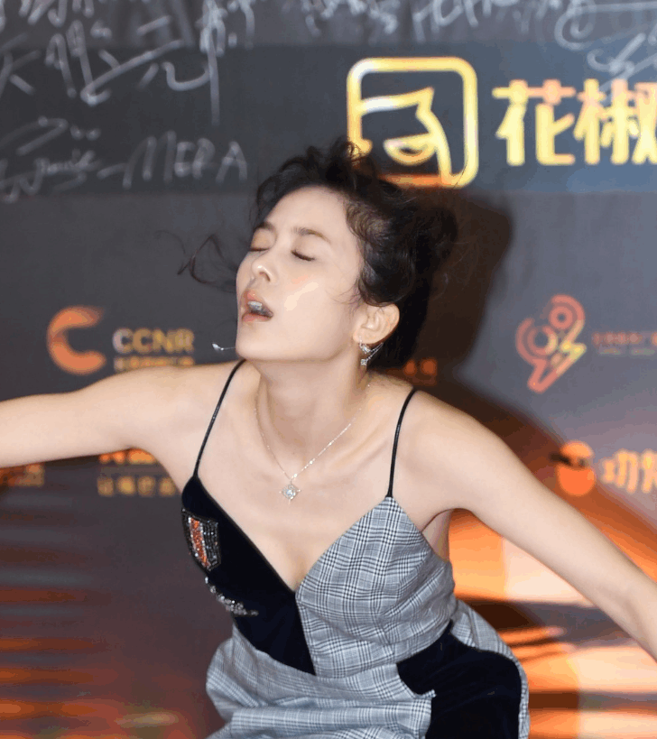 赵韩樱子穿吊带裙走红毯被冻晕, 网友: 为博眼球也够