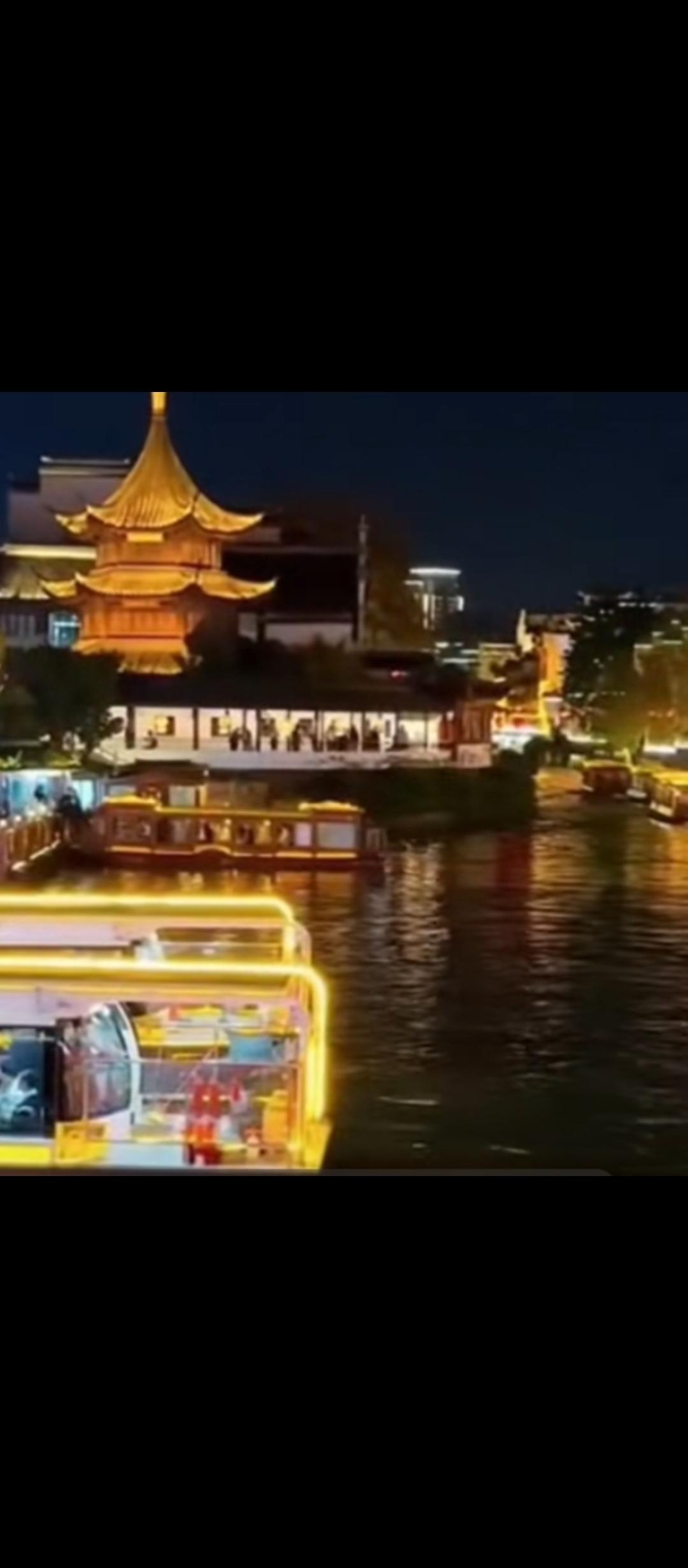 依江靠水，既有江南的温馨，又有北方的豪爽，是一座美丽的城市。