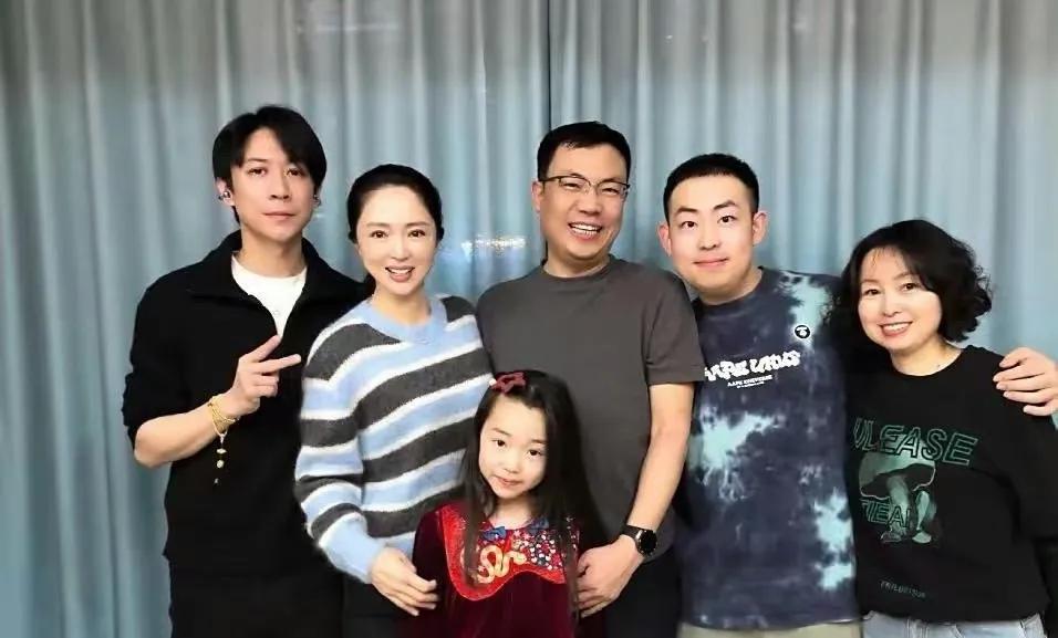 董璇这个婚姻形式也挺神奇的刚结婚就分居，不住在一块儿她认为自己有女儿，出于对