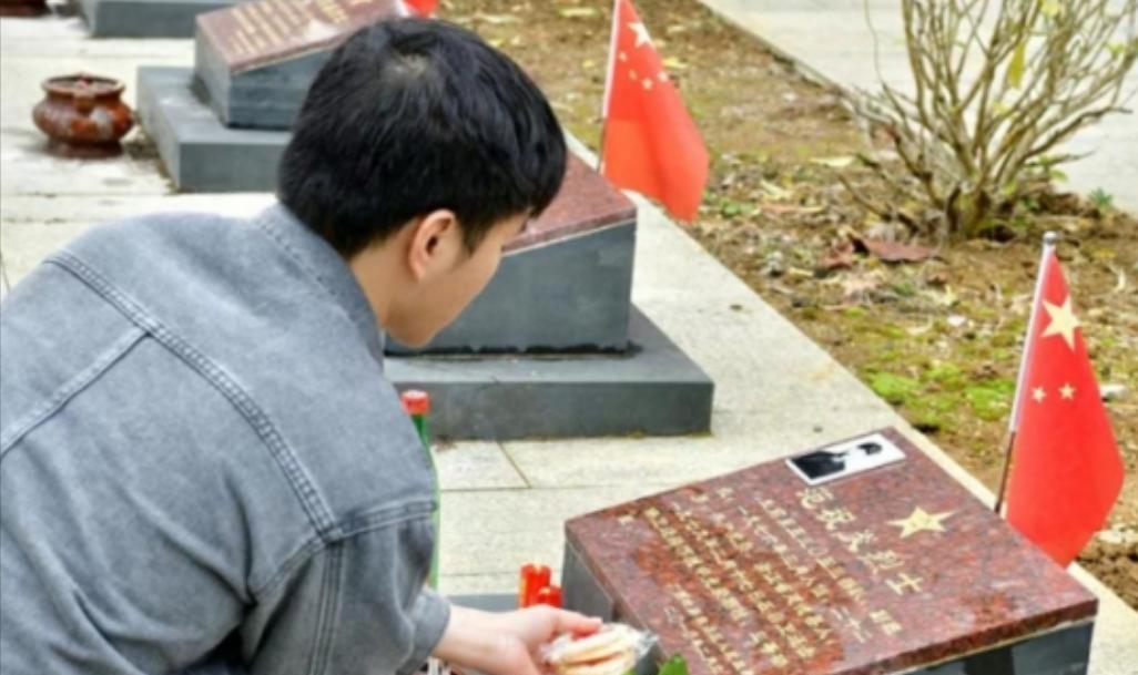 2022年，广西一小伙觉得生活没有乐趣，一天闲逛，偶然进入了烈士陵园，祭拜时发现