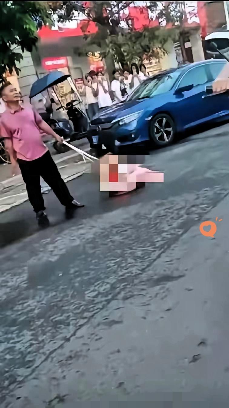 妻子趁丈夫出差多次带小男友回家，结果丈夫提前返家撞见，一气之下把妻子拉到街上公开