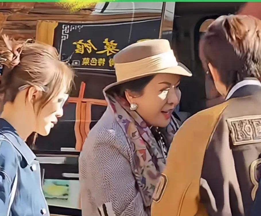 向太问李小冉，你结婚了吗？李小冉回答，结了，已经十年了，向太又问，有孩子了吗？李
