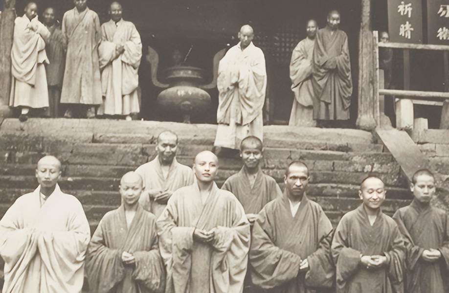 1944年，日军入侵河南。因当时少林寺有百名持枪武僧，所以豫西抗日支队请他们协助