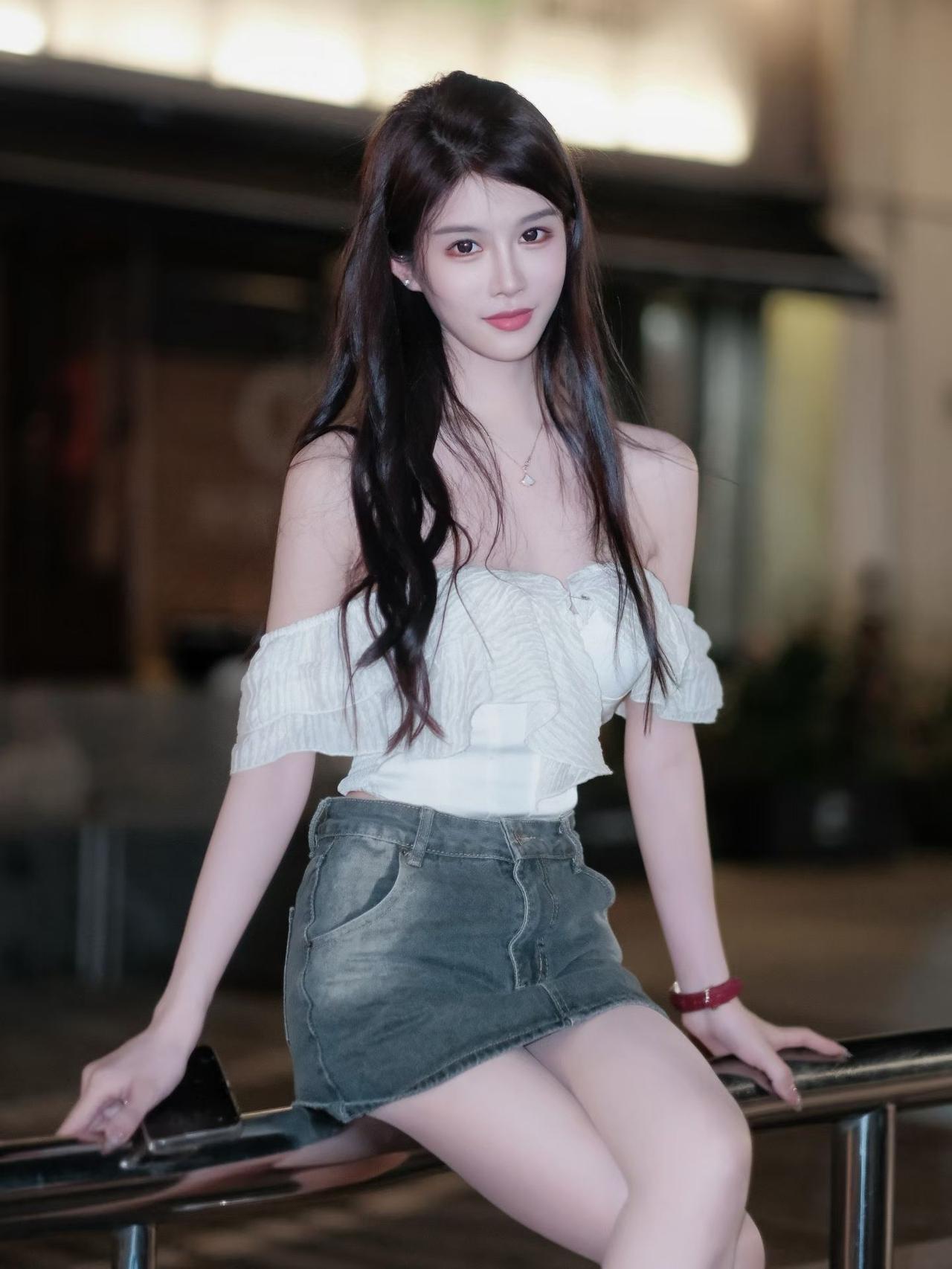 晒图笔记大赛肤白貌美大长腿，衣不遮体雪美人