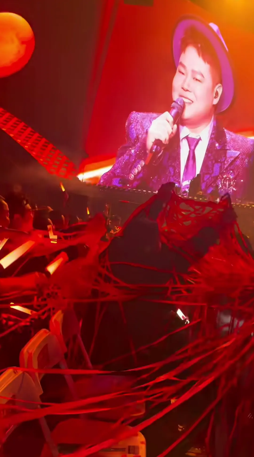 一边看演唱会一边织布演唱会现场跟盘丝洞似的，恐怕也就只有岳云鹏了