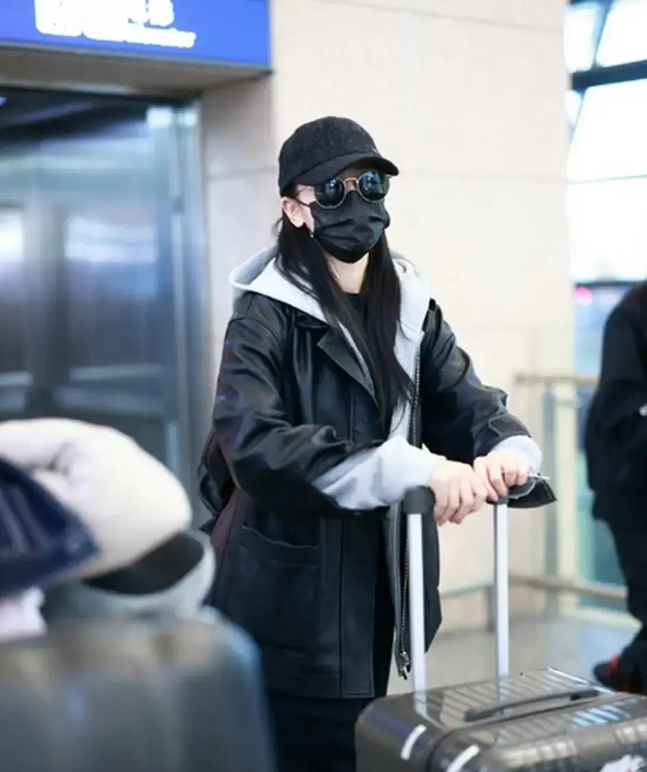 迪丽热巴2月底迪拜转机，本该直奔巴黎迪奥大秀，结果中东局势骤变领空关闭，她被困机