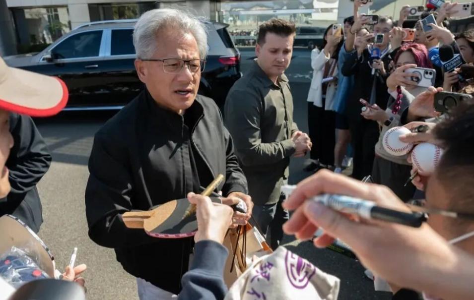 黄仁勋最近确实挺难的，为了兜售H200芯片，一会去上海，一会去深圳，不是去市场买