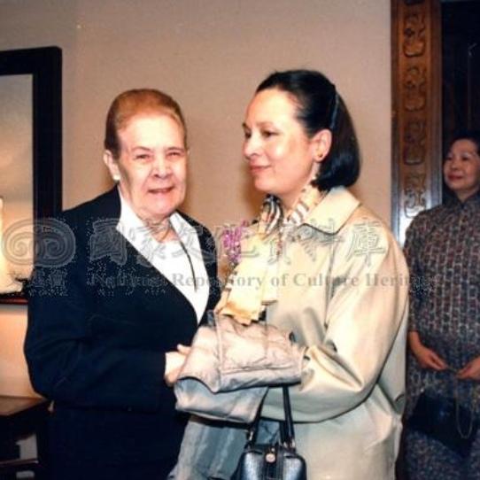 1985年，蒋方良在家中焦急等待，终于把远在美国的女儿蒋孝章盼回了台北。母女俩一