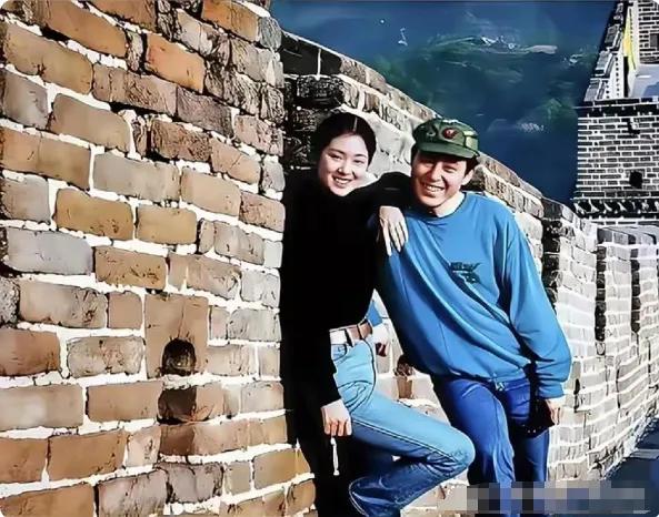1989年，24岁的巩俐与39岁的张艺谋相约登长城。早年巩俐与张艺谋的合影满是少