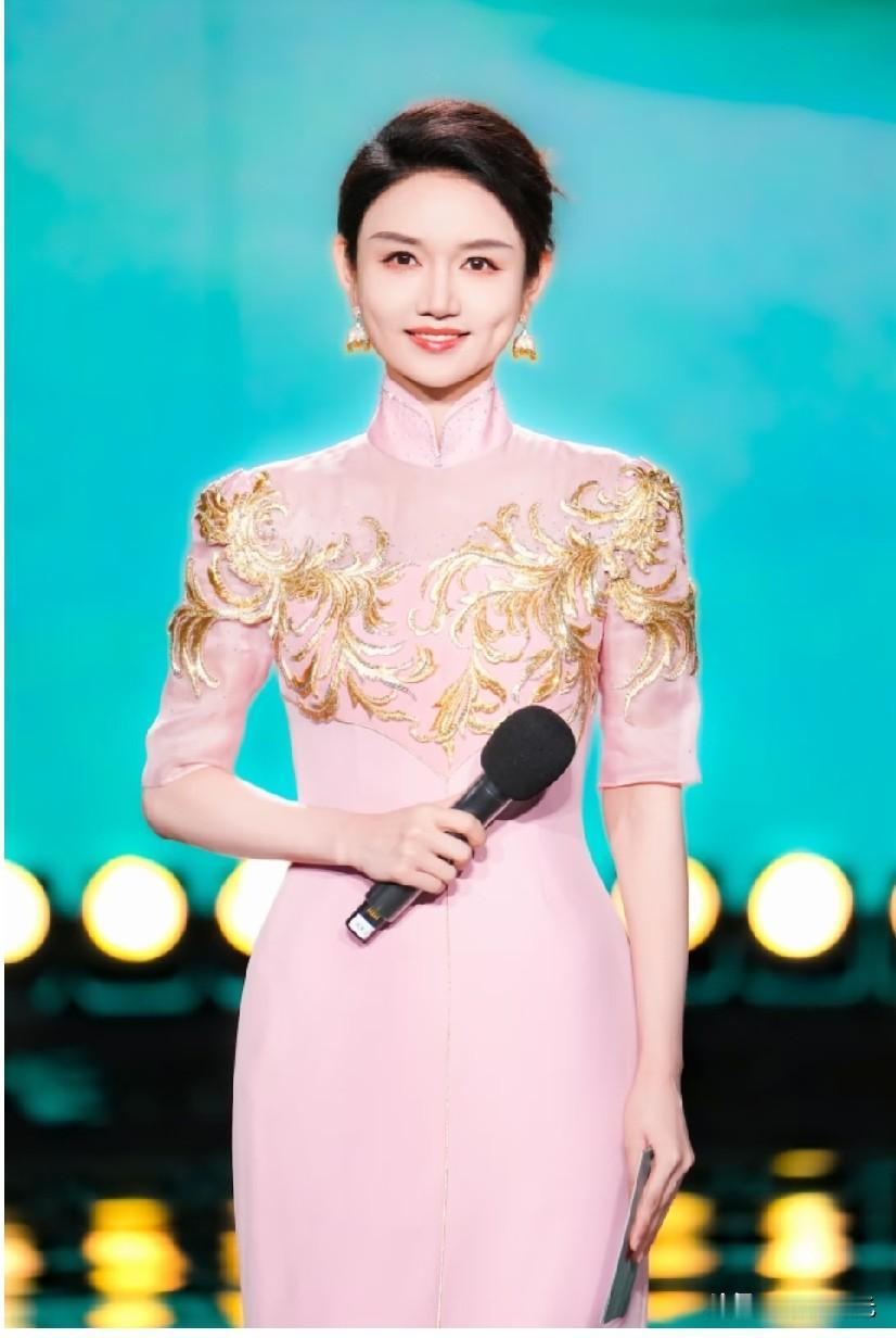 央视主持人龙洋一袭国风礼服简直是太美了央视主持人龙洋的审美一直都很在线，不管
