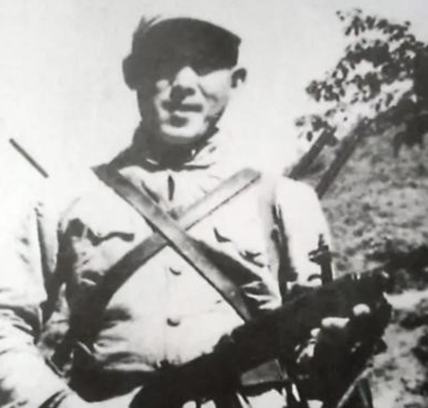1951年，志愿军排长被13名美军围住了。他咳得厉害，嘴角都是血，美军还嘲笑他。