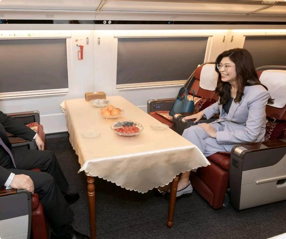 4月7日中午，郑丽文乘坐的飞机一到上海，一行人就转乘城际高铁去南京。在高铁上郑