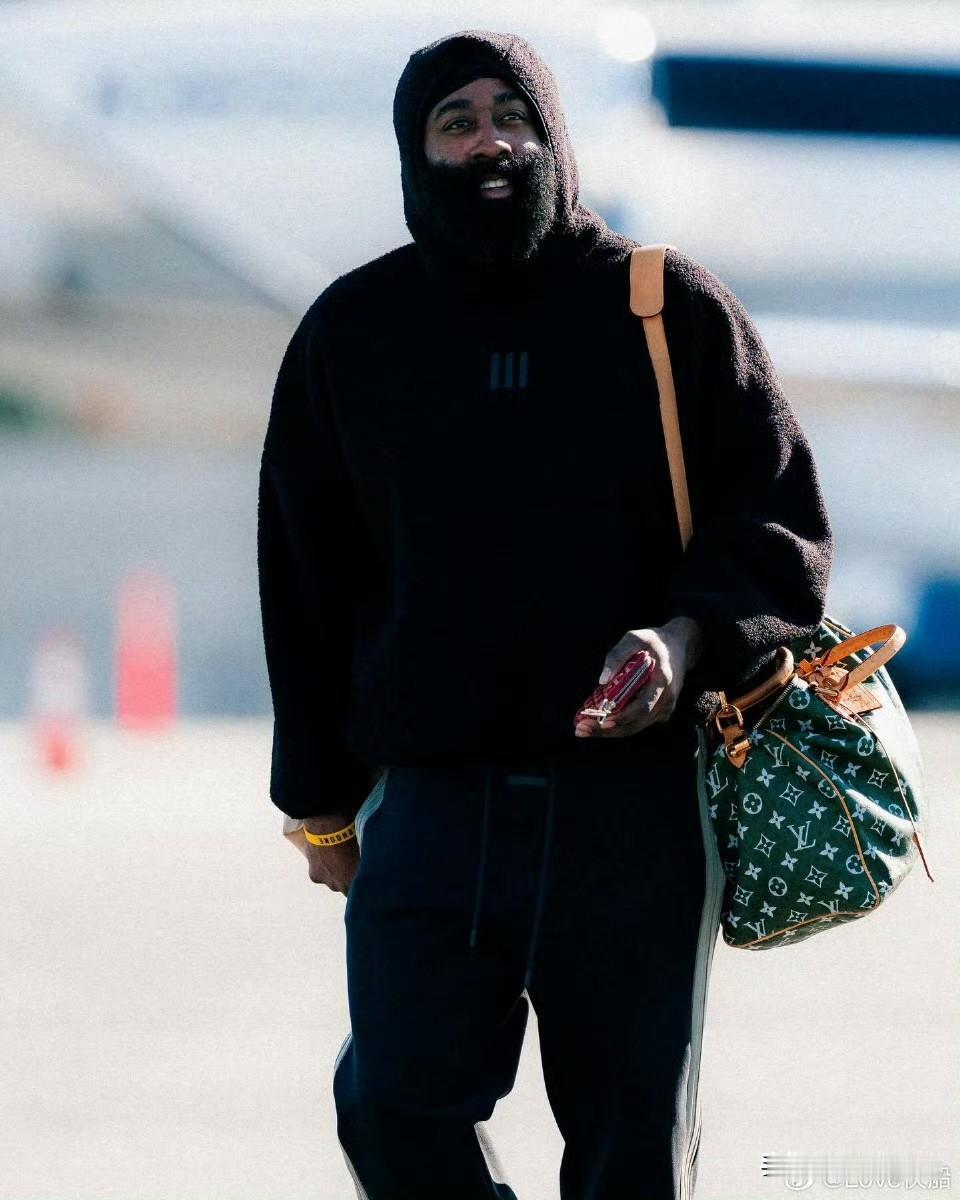 快船奔赴机场出征犹他，开启三连客！今天，快船全队收拾行囊，乘机奔赴盐湖城。明