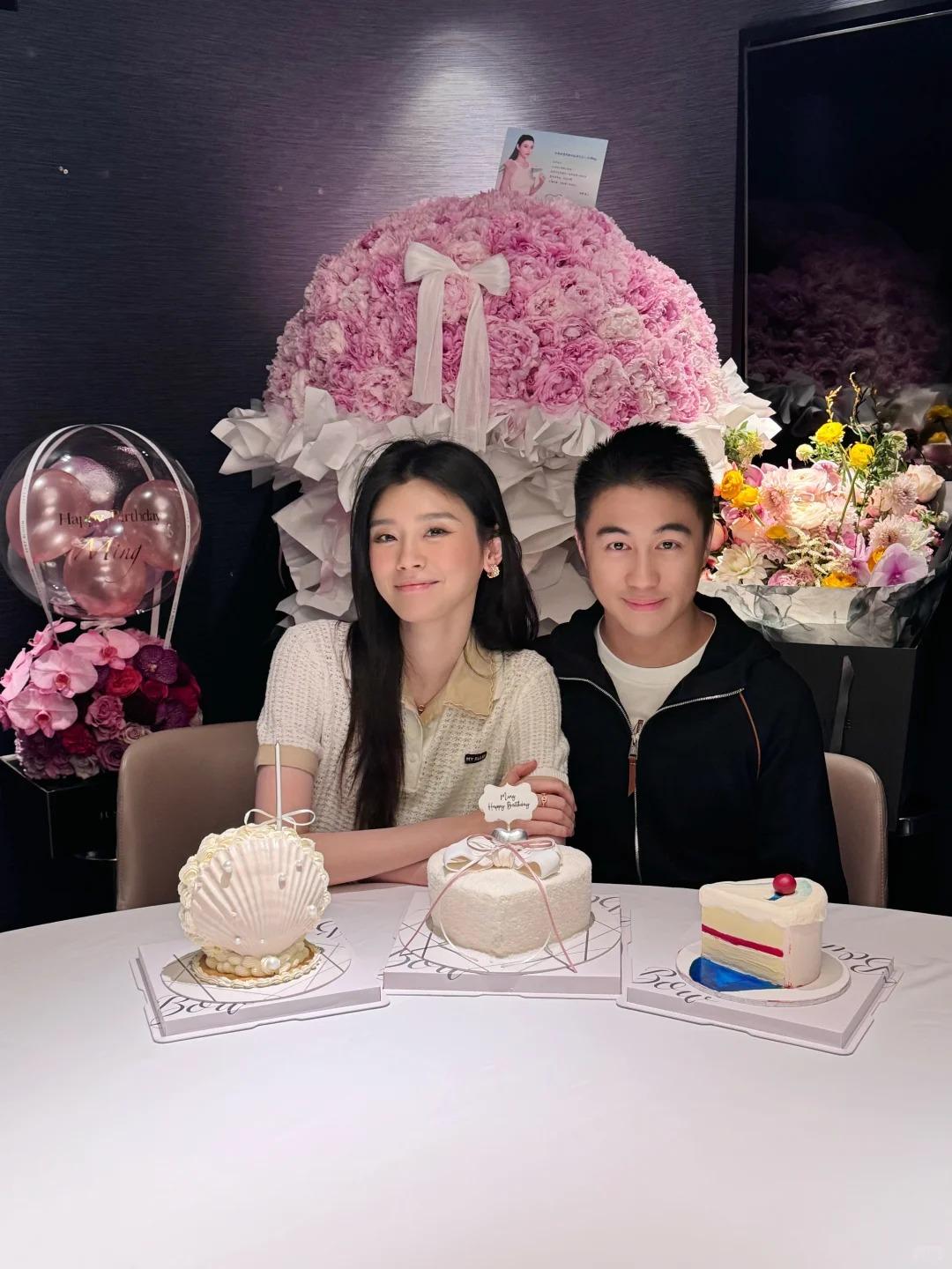 奚梦瑶过生日，何猷君的照片假的像P上去的~~奚梦瑶生日当天，老公何猷君携两个宝