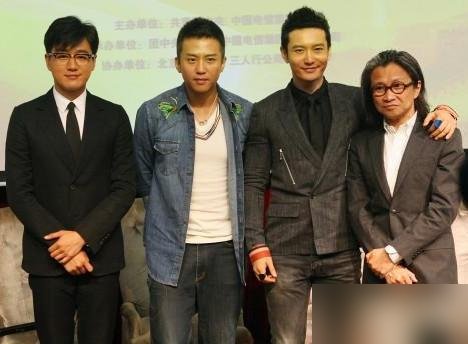 48岁黄晓明去上戏读博了。刷到他和佟大为、邓超的合照，第一眼真没认出哪个是黄晓明。佟大为站得笔直，邓