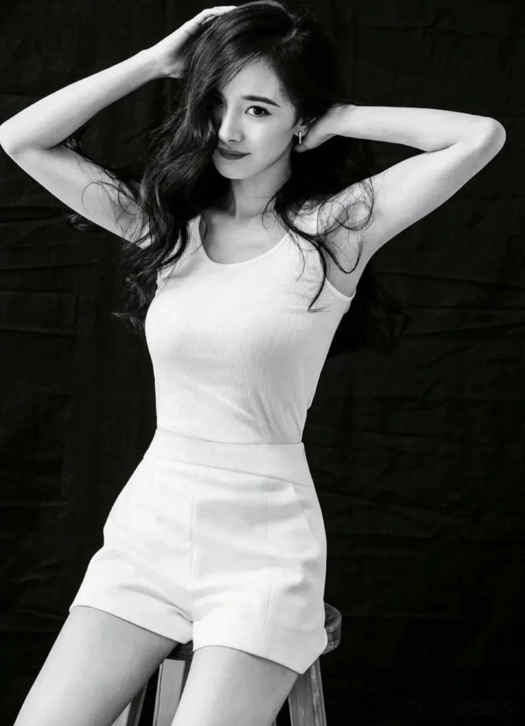 杨幂是一名深受观众喜爱的女演员，她的特立独行、敢做敢当的性格让她在娱乐圈中独树一