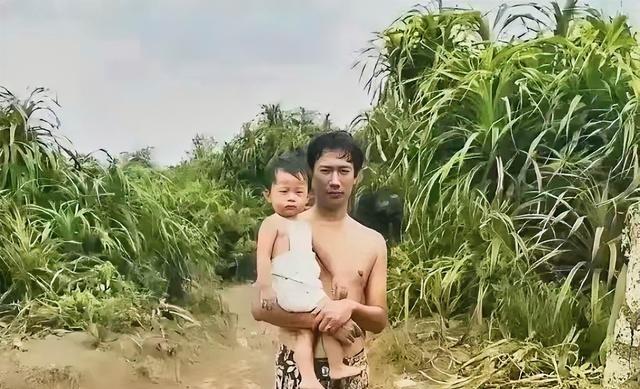 1980年，郭台铭光着膀子抱着年幼的儿子，身后是绿油油的农田。彼时他已经30岁了