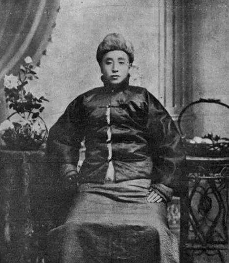 1891年，16岁的张作霖落难乞讨，却被孙寡妇看上，孙寡妇解开衣扣，掏出一块腰牌
