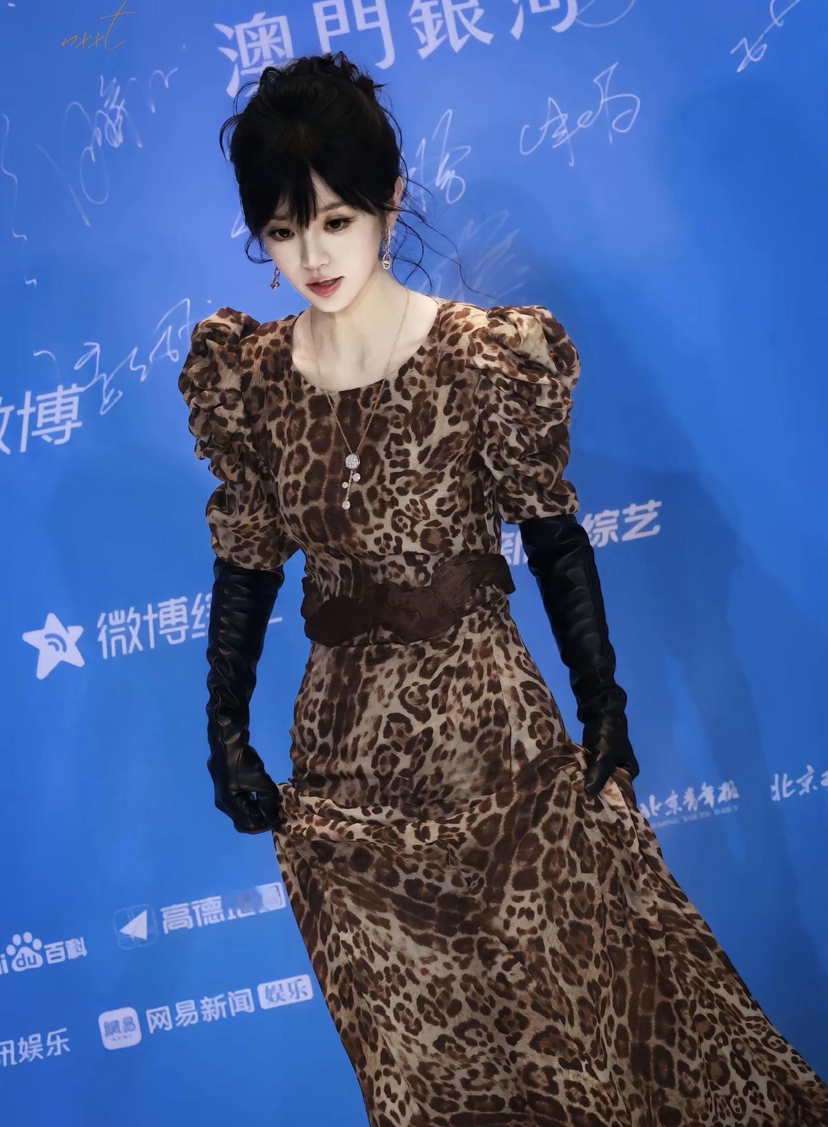 田曦薇长得就像那种很精致的洋娃娃，有时候不经意间的动作就像慵懒的猫咪，高贵可爱[