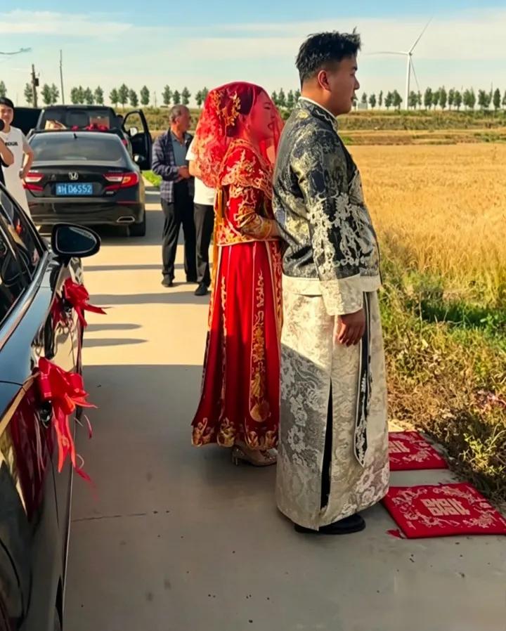 大婚先拜亡母，这一幕戳中无数人心一场本该热闹喜庆的婚礼，却因新娘一个举动，让
