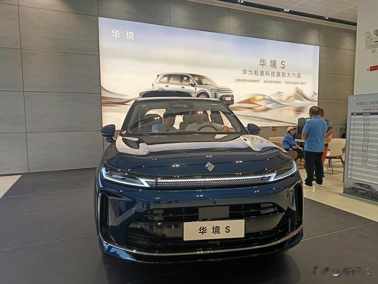 现在只能走极端要么像M9那么豪华科技感走到极端