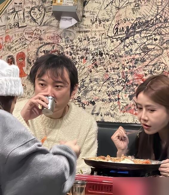 别再说女人掏空王思聪了，你看看他在首尔烤肉店那张脸，发际线退到后脑勺，法令纹深得